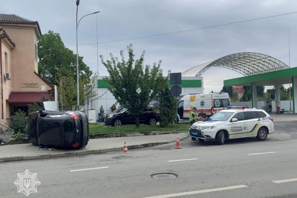 В Ужгороді пʼяний водій перевернувся на авто