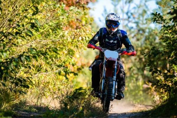 На Мукачівщині під час катання на мотоциклі заблукали двоє людей