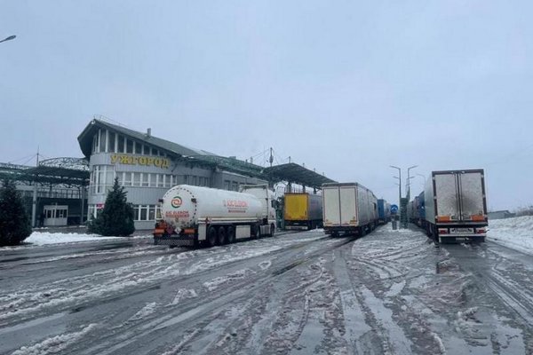 Розпочалося блокування руху вантажівок через пункт пропуску «Вишнє-Нємецке»