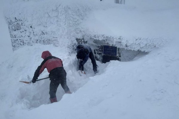 На Рахівщині у горах за ніч випала велика кількість снігу