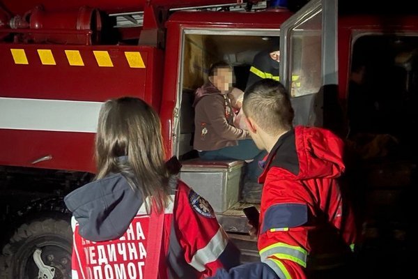 Для порятунку 8-місячної дитини медики “швидкої” на Закарпатті добиралися на пожежній машині
