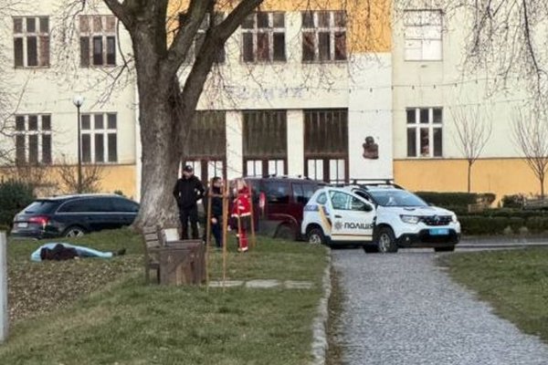 Біля будівлі Закарпатської ОВА знайшли тіло чоловіка