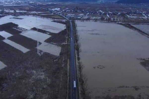 На Закарпатті через тривалі опади затопило дорогу і сільськогосподарські землі