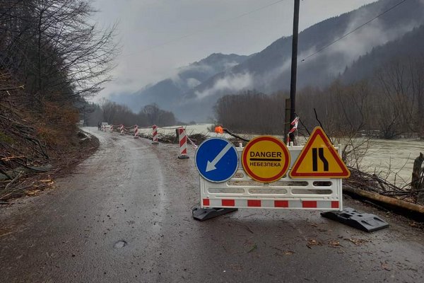 Внаслідок негоди на Закарпатті пошкоджено понад 12 місцевих доріг та завдано збитків на 50 мільйонів гривень