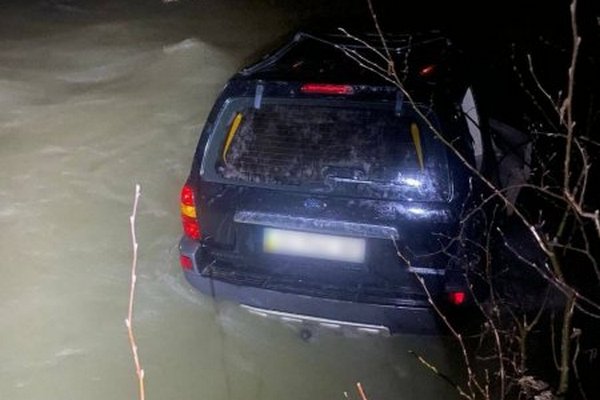 На Тячівщині автівка злетіла з мосту в річку, загинуло двоє чоловіків (фото)