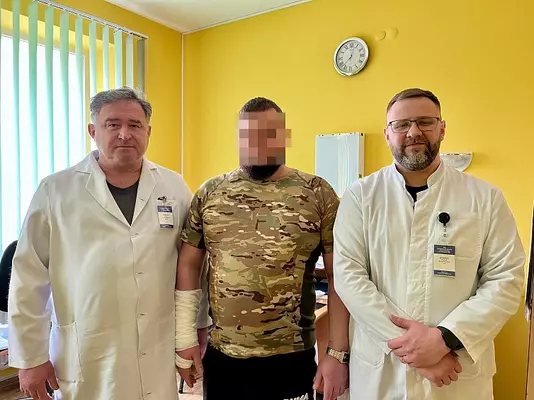 На Закарпатті лікарі з легень військового дістали осколок