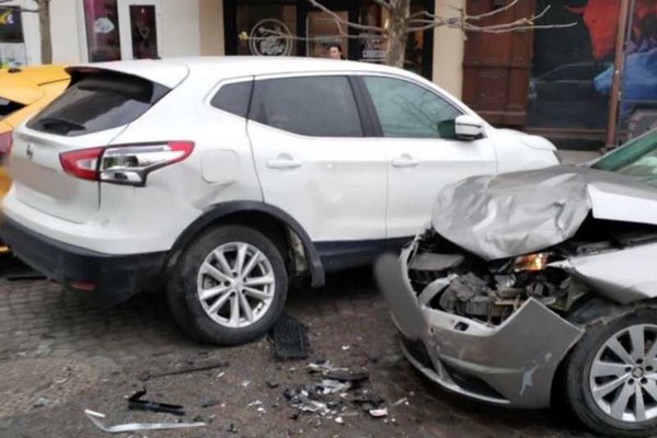 В Ужгороді трапилась ДТП: водій пошкодив три припарковані авто