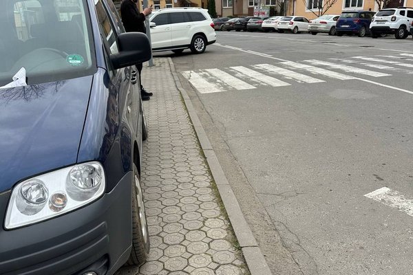 У Мукачеві покарали водія Volkswagen, який запаркувався на тротуарі