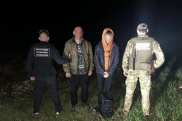 На кордоні зі Словаччиною затримали двох українців, один виявився переправником