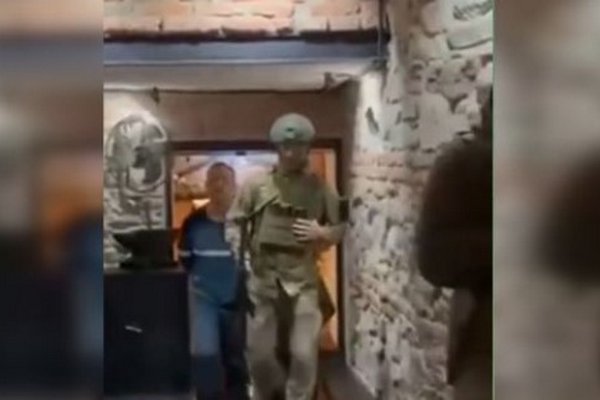 В Ужгороді поліція та військові масово вивели чоловіків з ресторану