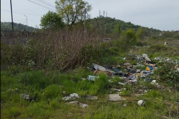 У Мукачеві виявили стихійне сміттєзвалище