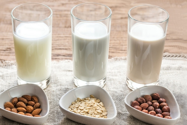 Рослинне веганьске молоко: чи корисніше воно коров'ячого?