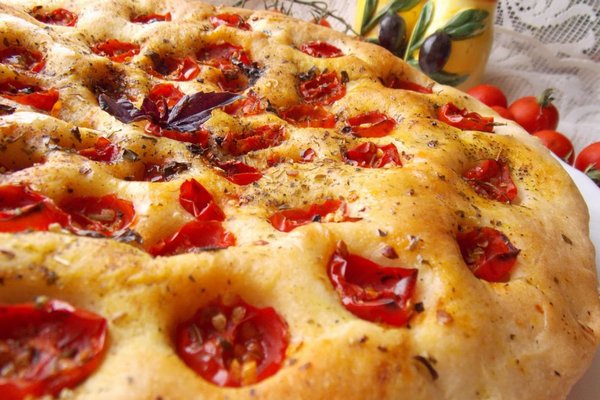 Рецепт фокача — італійського хліба з розмарином, часником та пармезаном