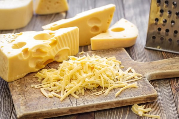 Яку користь або шкоду для здоров'я людини може принести вживання сиру
