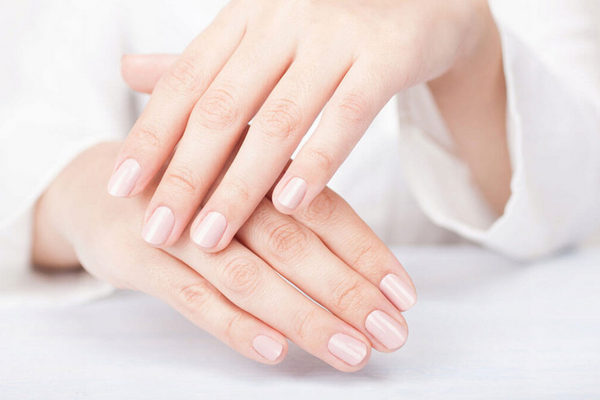 Декілька простих порад від дерматологів, які допоможуть зробити нігті міцнішими