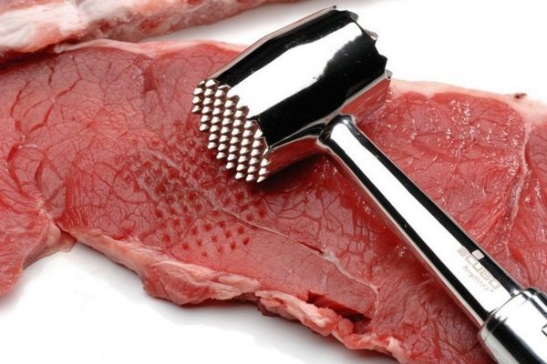 Чим відбити м'ясо, якщо немає спеціального молотка