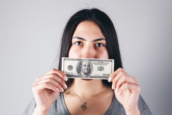 Як дізнатися, що людина любить ваші гроші більше, ніж вас