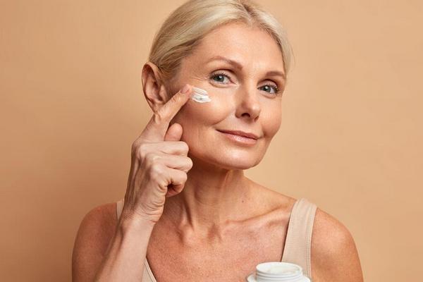 Как выбрать эффективный крем для кожи вокруг глаз: советы и рекомендац