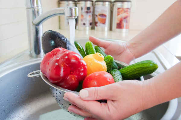 Робіть це правильно: як і чим мити фрукти та овочі