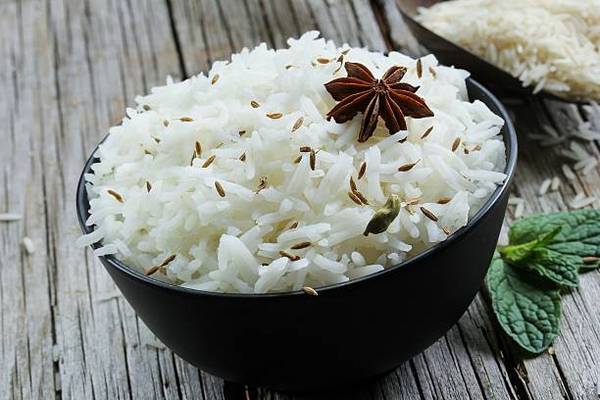 Багато господинь готують рис без спецій, вважаючи, що цей гарнір чудово "виглядає" і без добавок.