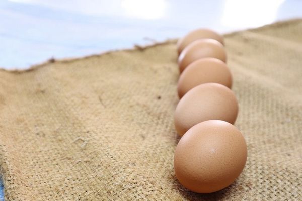 Тріснуті яйця під час варіння не витечуть, якщо зробити з ними це