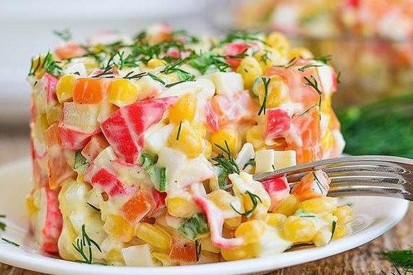 Не тільки салат: цю смакоту з крабових паличок можна приготувати до свята