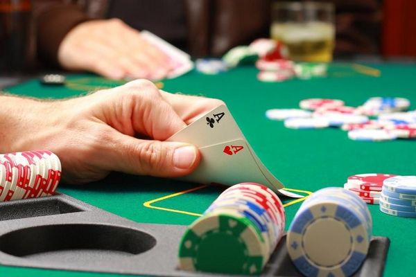 Игры в онлайн-покер: как развлекаться в сети?