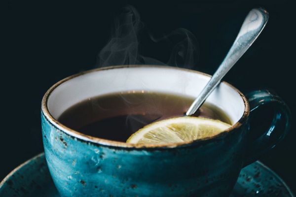 Чому лікарі не рекомендують пити чай на голодний шлунок