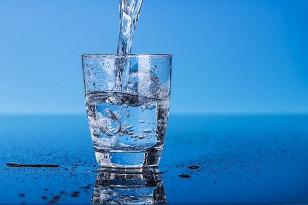 Дієтологи пояснили можливу небезпеку чистої води для здоров'я