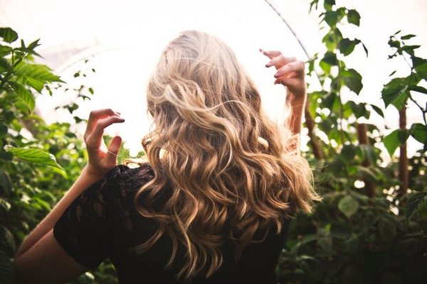 Поради від стилістів, які допоможуть створити й зберегти надовго об'єм на тонкому волоссі