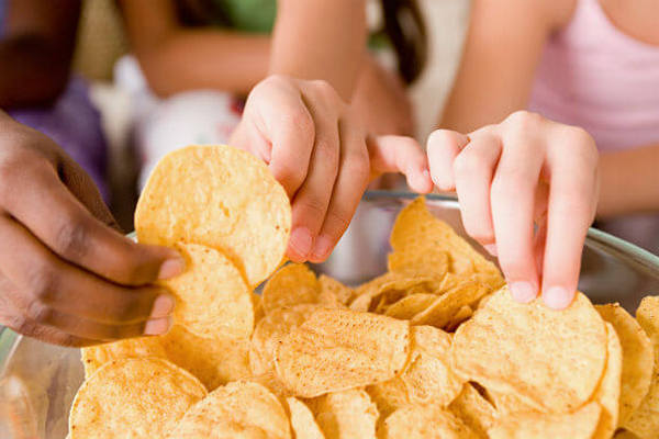 Експерти пояснили, як швидко треба з'їдати відкриту пачку чипсів