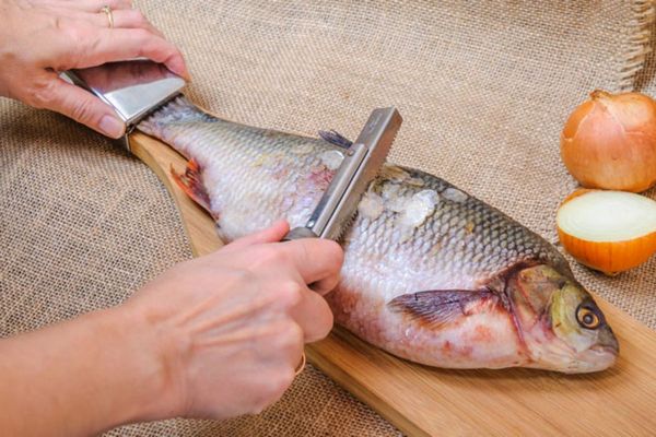 Луска не розлетиться: як за пару хвилин почистити рибу без ножа