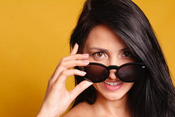 Чи можна носити сонячні окуляри як ободок: правила поводження з аксесуаром