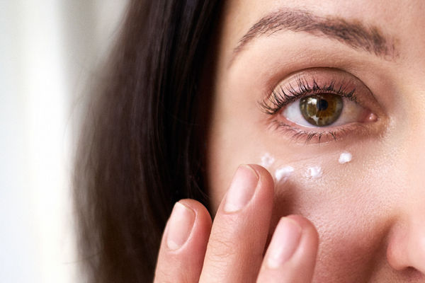 Поширені помилки жінок під час догляду за шкірою навколо очей