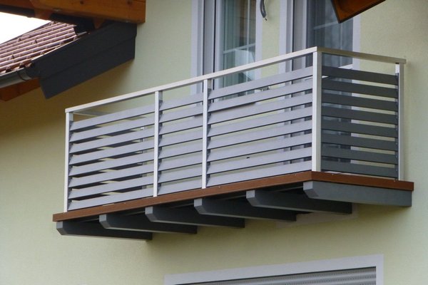 Навіщо обертати фольгою поручні на балконах: трюк, який позбавить від серйозної проблеми