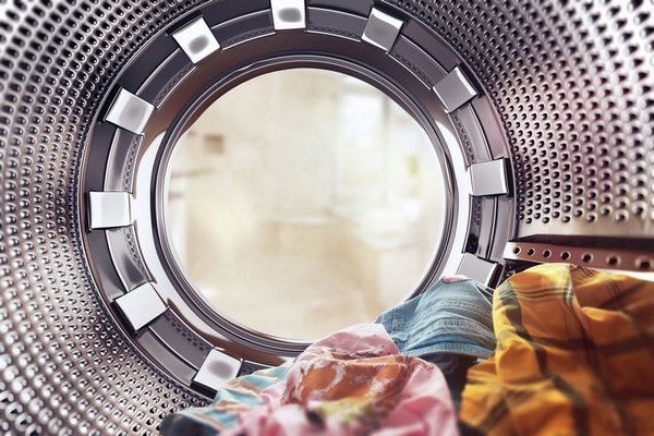 Гаряча – не краще: за якої температури води прати шкарпетки в пральній машинці