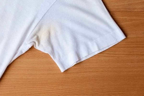 Як відіпрати плями з білої футболки в домашніх умовах: допоможе копійчаний засіб