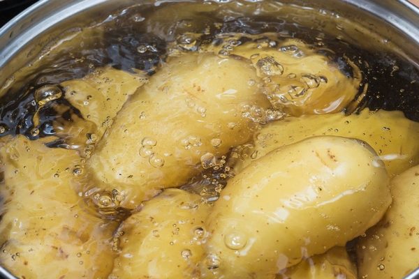 Навіщо під час варіння картоплі в каструлю додають лимонний сік