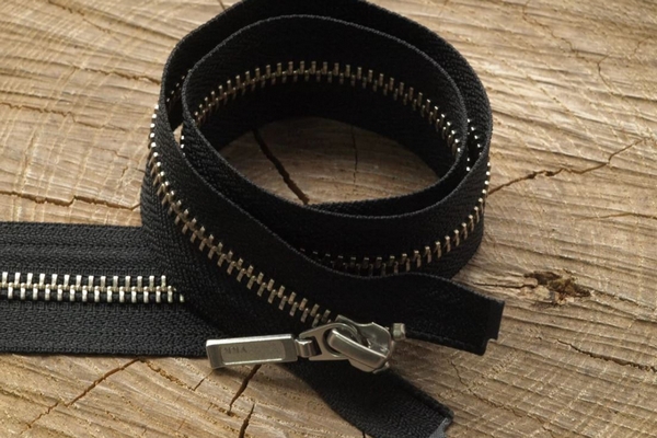 Почему выбирают молнии YKK и где их можно выгодно купить оптом