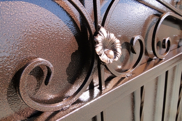 Молоткова емаль: в чому її особливості та які вона має переваги