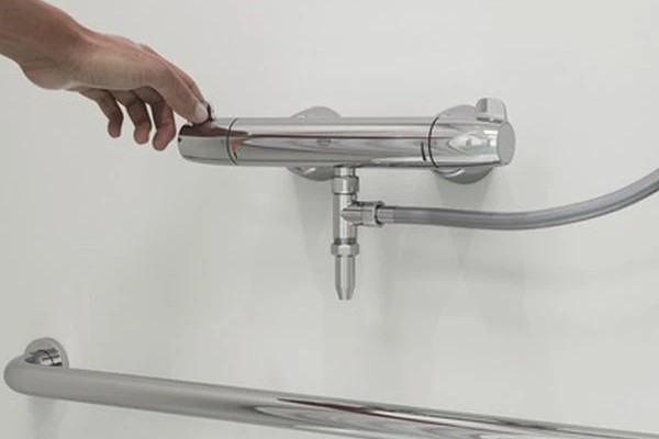 Змішувач з термостатом: стабільна температура і зручність у ванній