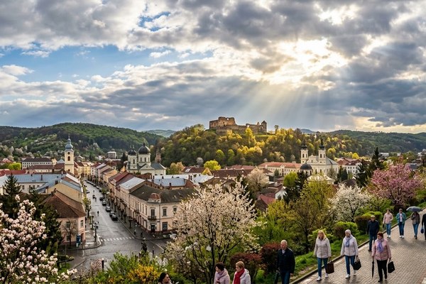 Погода в Хусті на сьогодні: березнева прохолода та сонячні прояснення